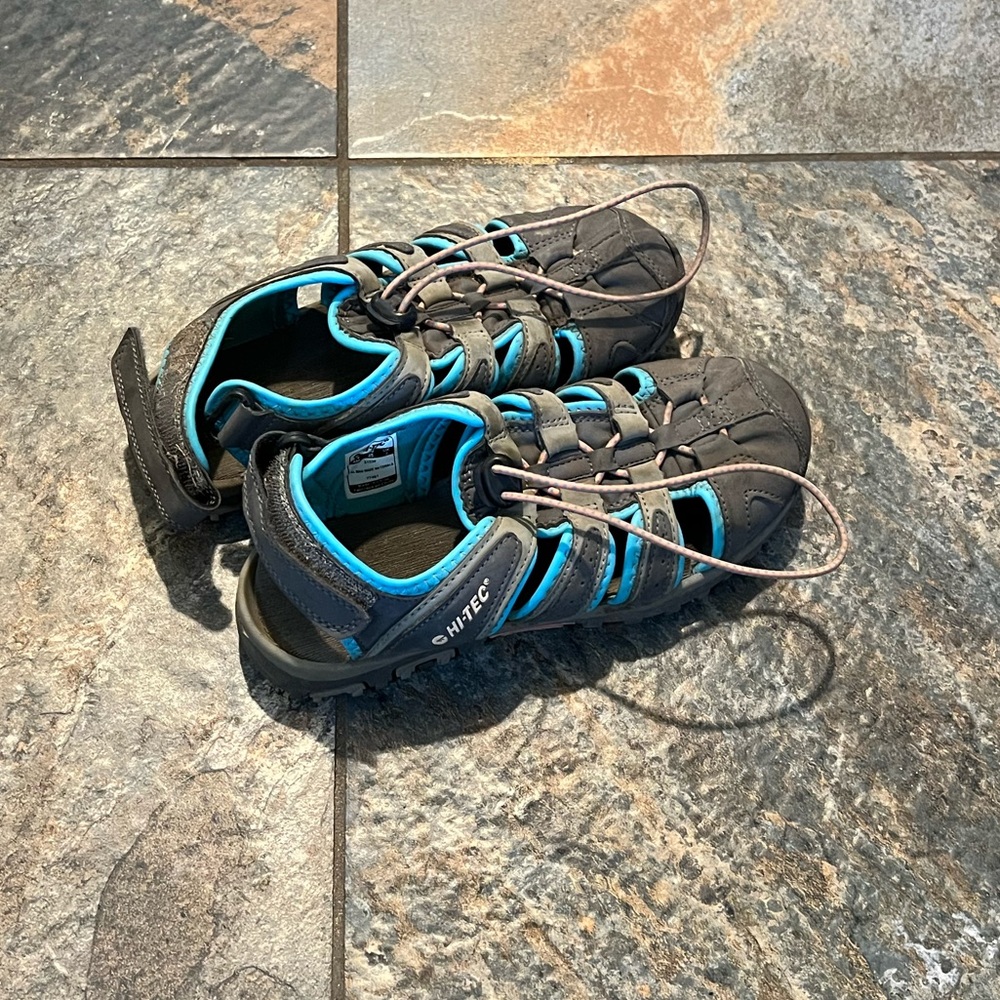 Great condition water shoes